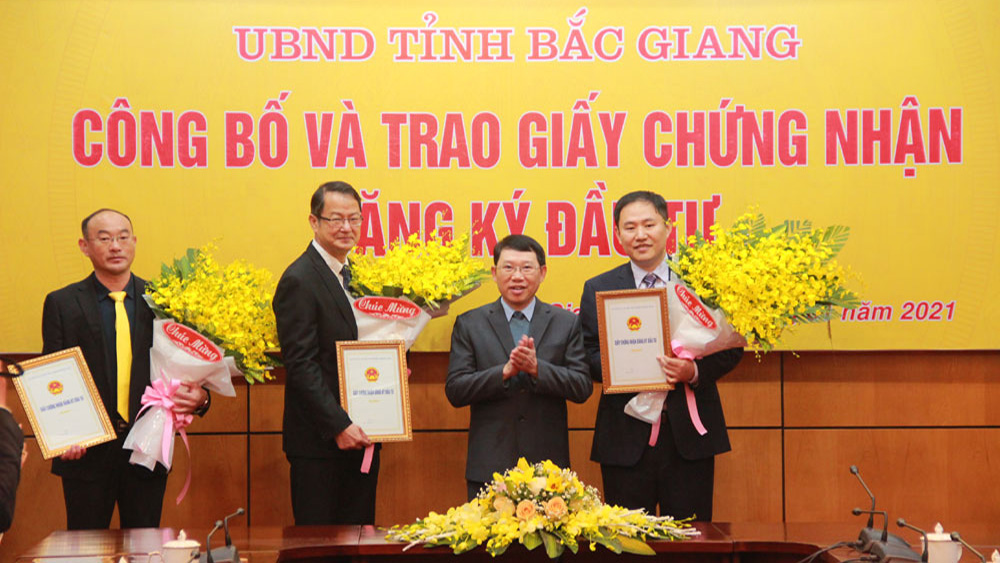 Bắc Giang: Trao giấy chứng nhận đăng ký đầu tư cho 4 dự án FDI trị giá gần 13 nghìn tỷ đồng