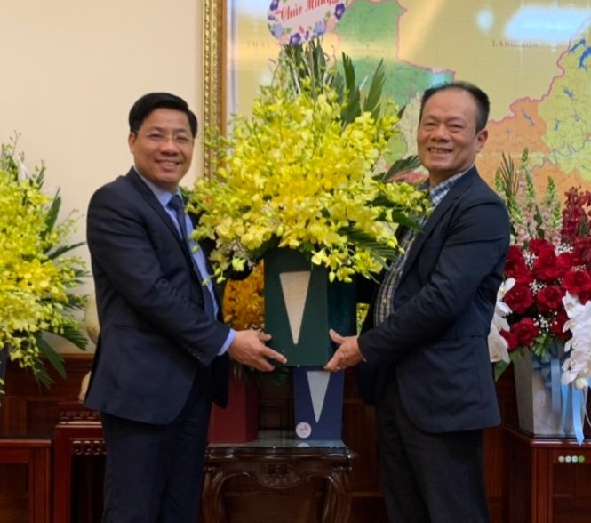 Hiệp hội bất động sản tỉnh Bắc Giang chúc mừng và tặng hoa đồng chí Bí thư Tỉnh ủy
